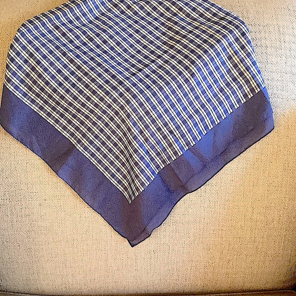 🆕NWOT•Blue & White Plaid 30”x 30" silk blend square Scarf; Boutique - Picture 9 of 15